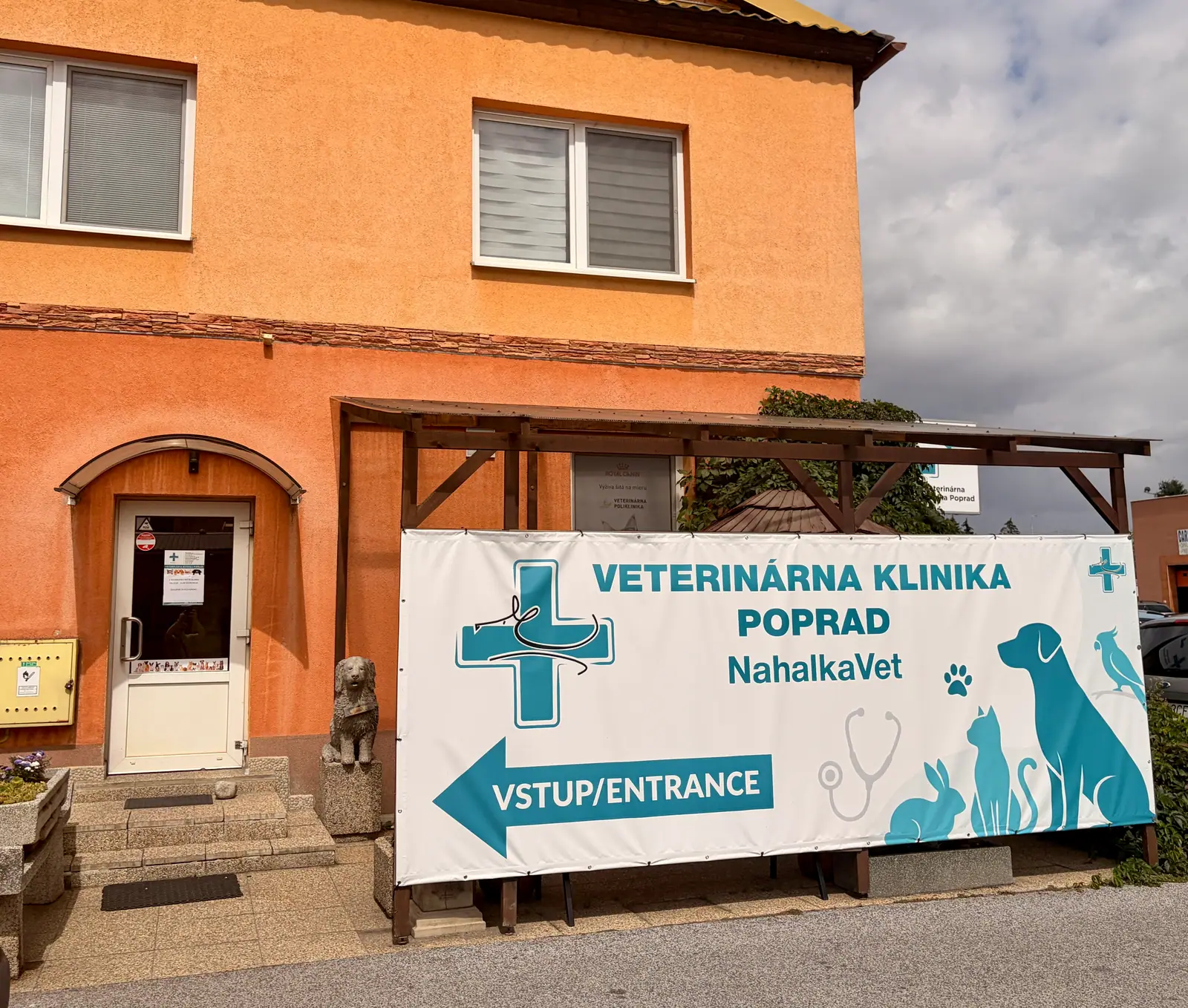Vchod do Veterinárnej kliniky Poprad s tabuľou na Hraničnej ulici