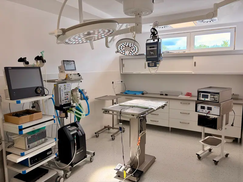 Jedna z dvoch operačných sál kliniky s inhalačnou anestéziou
